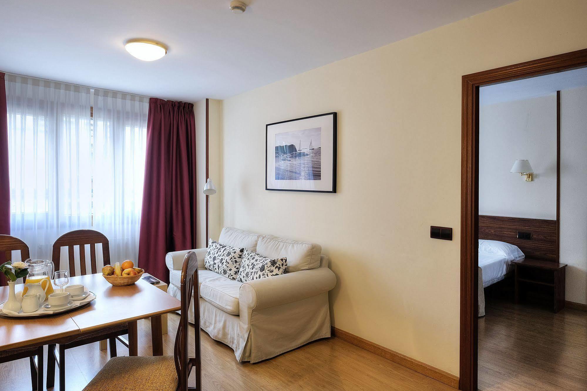 Hotel Y Apartamentos Arias Navia Luaran gambar