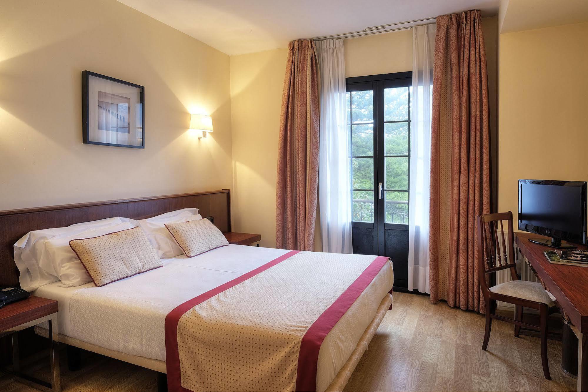 Hotel Y Apartamentos Arias Navia Luaran gambar