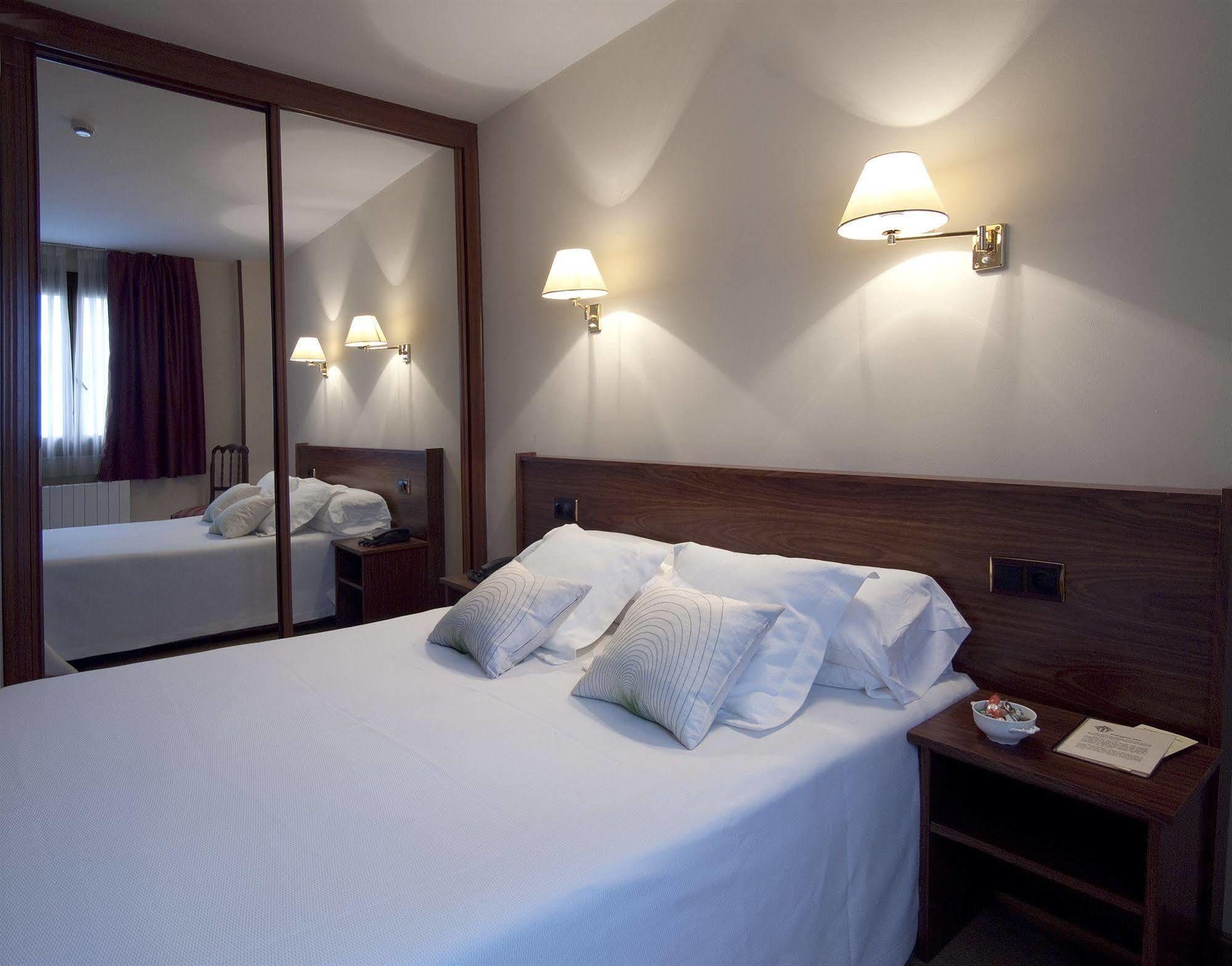 Hotel Y Apartamentos Arias Navia Bilik gambar