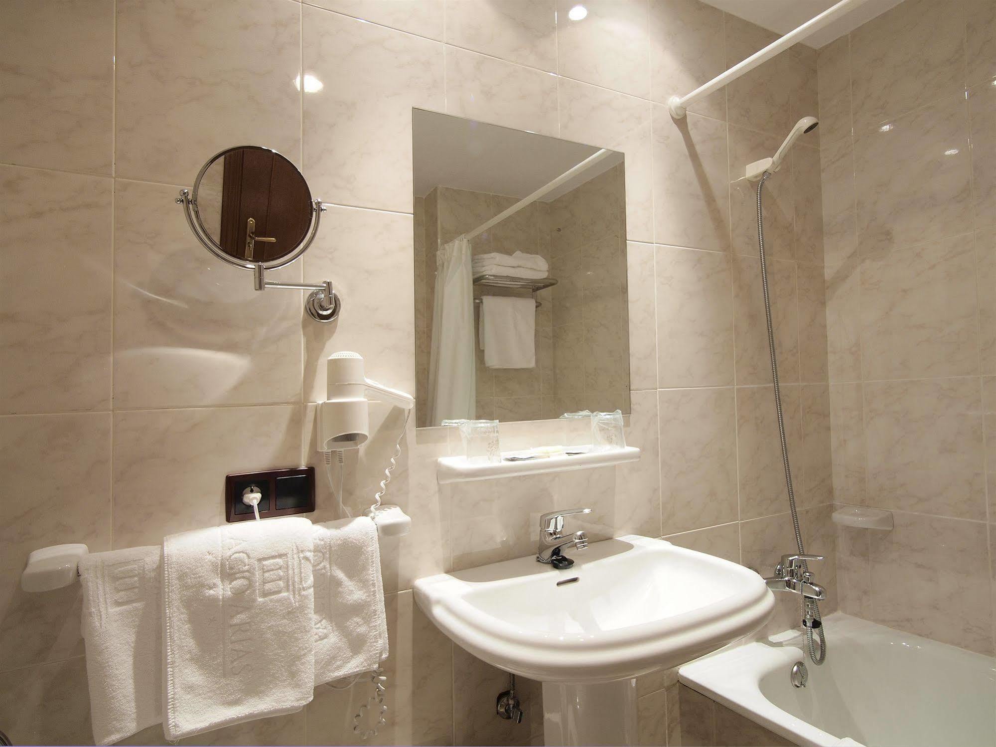 Hotel Y Apartamentos Arias Navia Bilik gambar