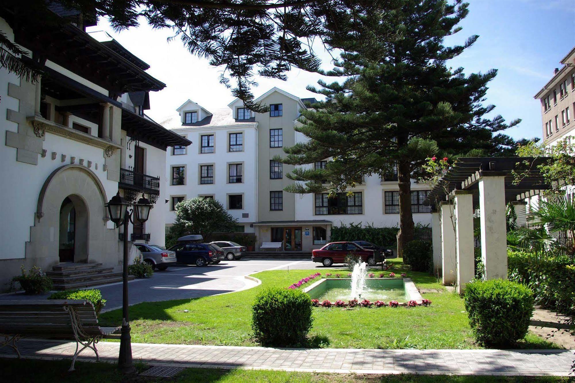 Hotel Y Apartamentos Arias Navia Luaran gambar